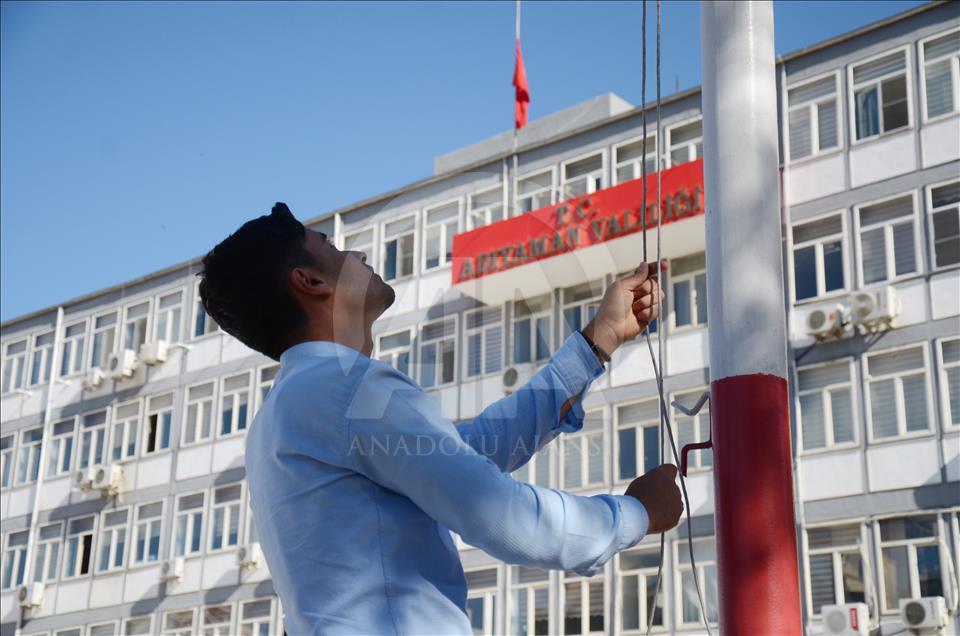 Milli yas nedeniyle bayraklar yarıya indi