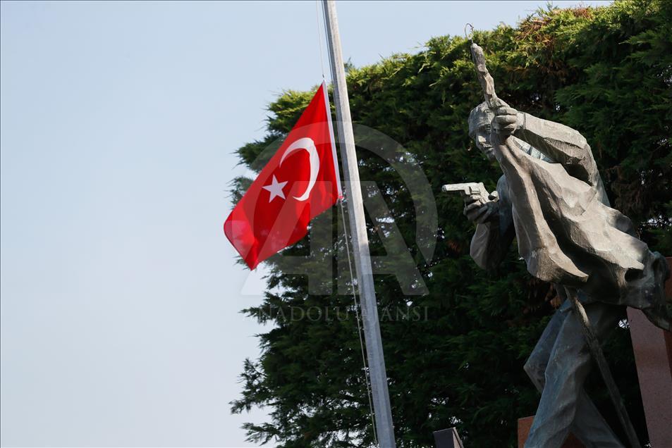 Milli yas nedeniyle bayraklar yarıya indi