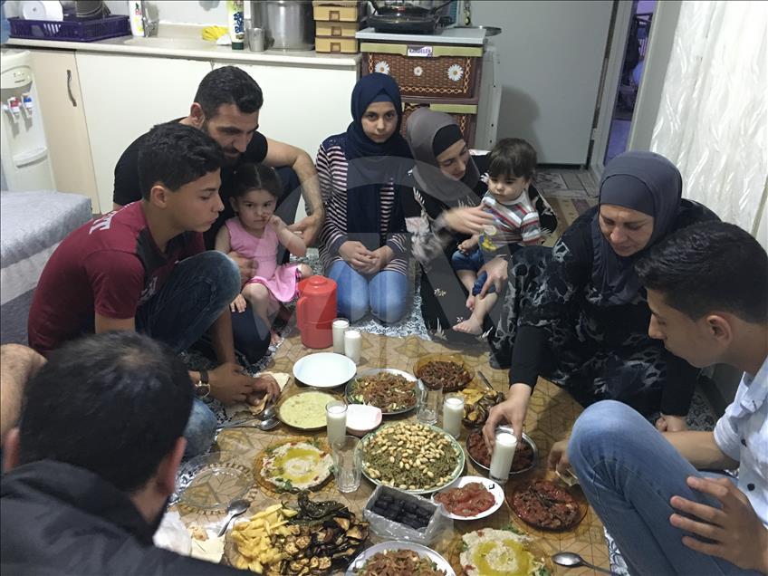 Hatay'da Suriyeli Türkmenlerden ilk iftar