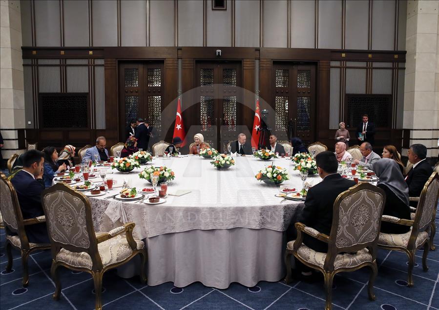 Cumhurbaşkanı Erdoğan şehit aileleri ve gazi yakınlarıyla iftarda bir araya geldi
