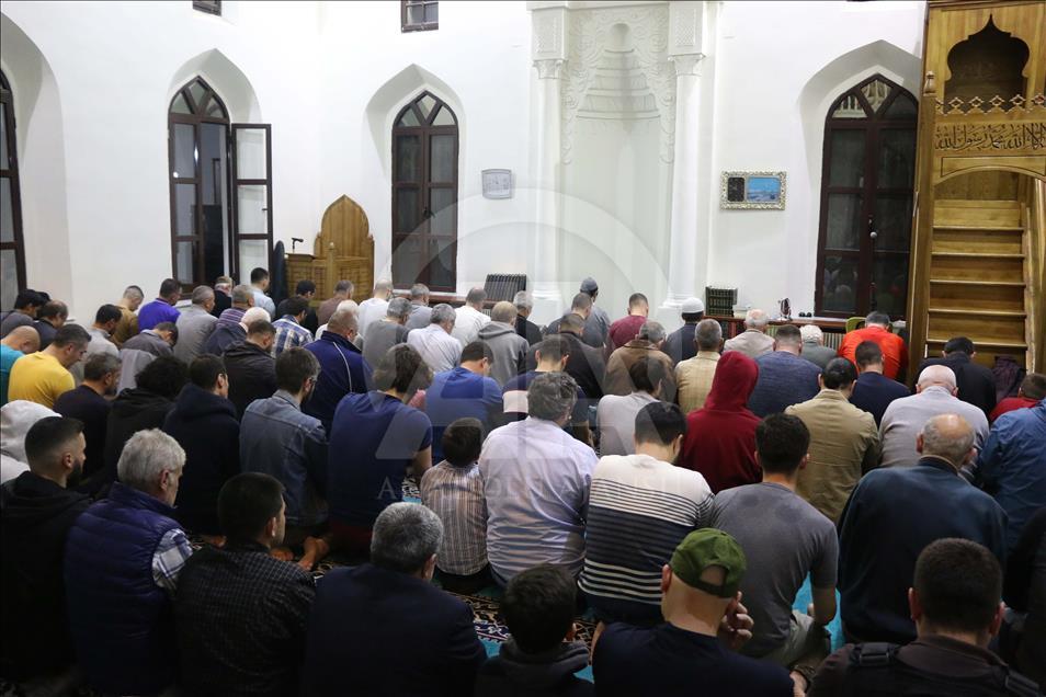 Në vendet e Ballkanit falet namazi i teravisë së parë (Tiranë)