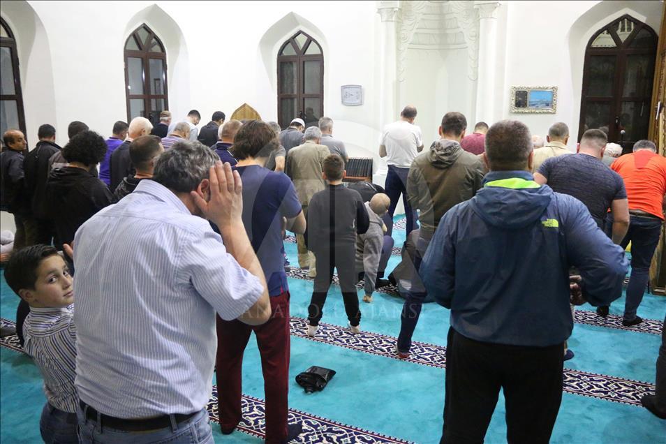 Në vendet e Ballkanit falet namazi i teravisë së parë (Tiranë)