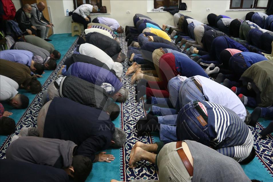 Në vendet e Ballkanit falet namazi i teravisë së parë (Tiranë)