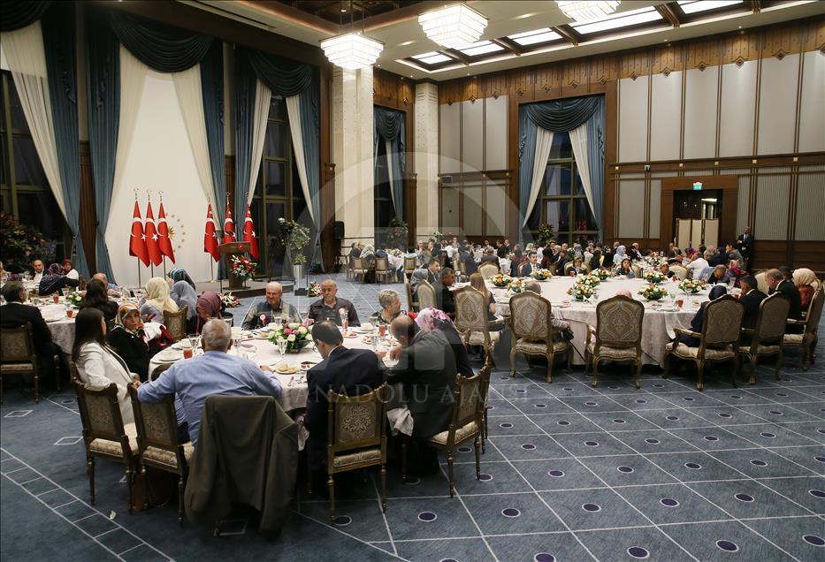 Cumhurbaşkanı Erdoğan şehit aileleri ve gazi yakınlarıyla iftarda bir araya geldi