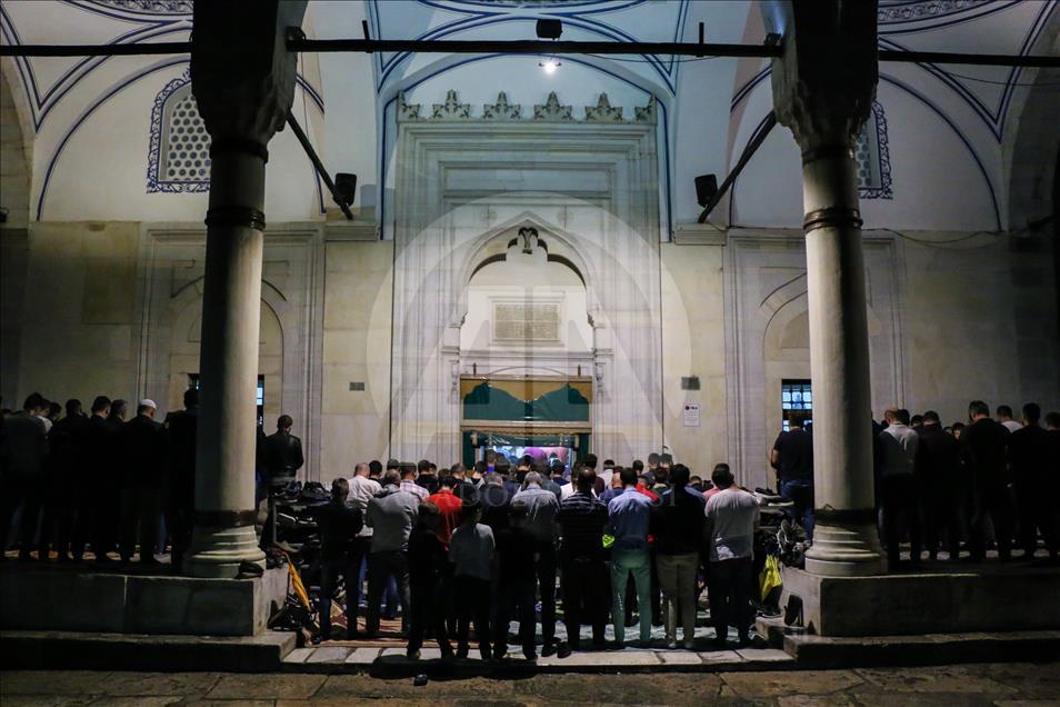 Në vendet e Ballkanit falet namazi i teravisë së parë (Shkup)