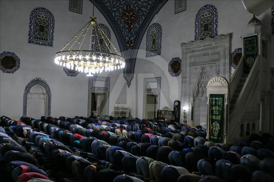 Në vendet e Ballkanit falet namazi i teravisë së parë (Shkup)