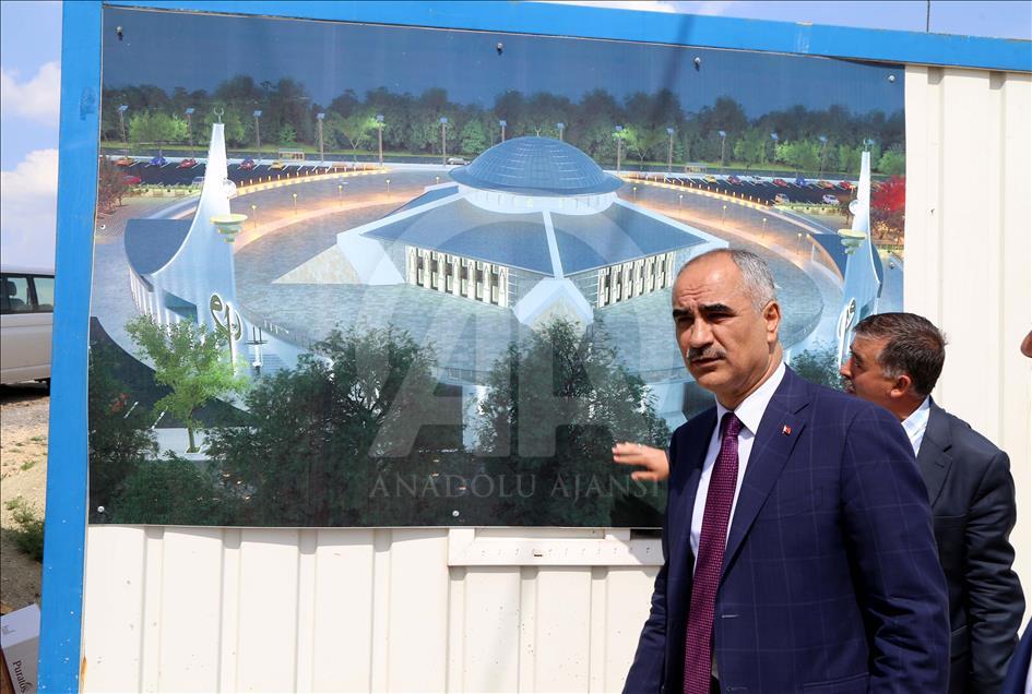 "Ay yıldız" şeklindeki cami Sivas'tan yükseliyor
