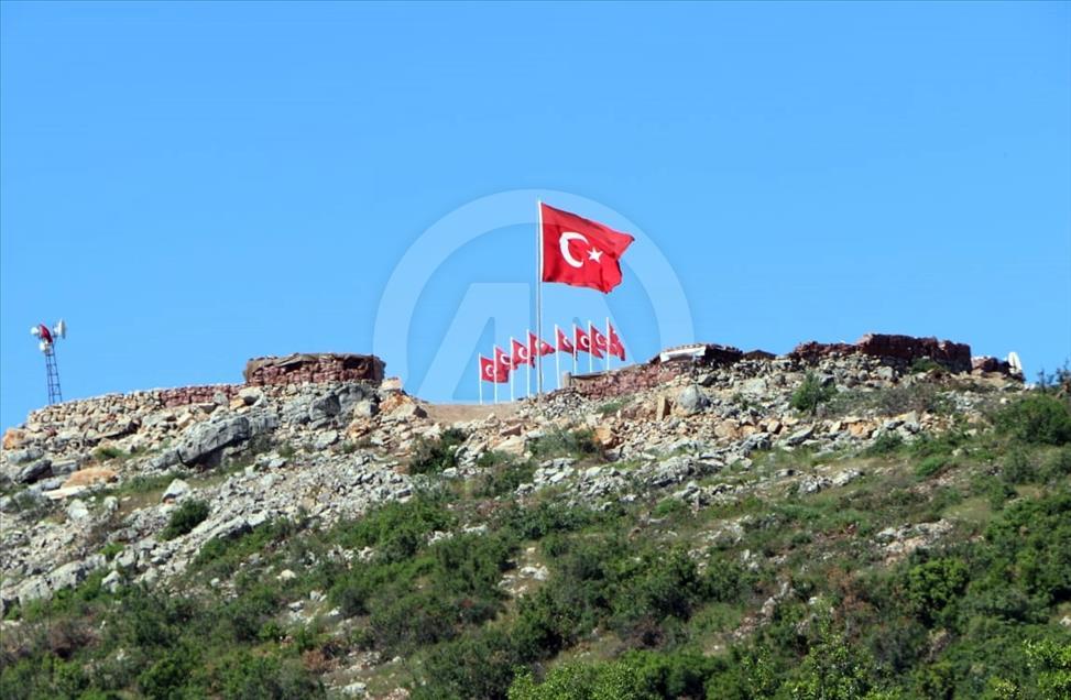 Şehitler Tepesi bayraklarla donatıldı
