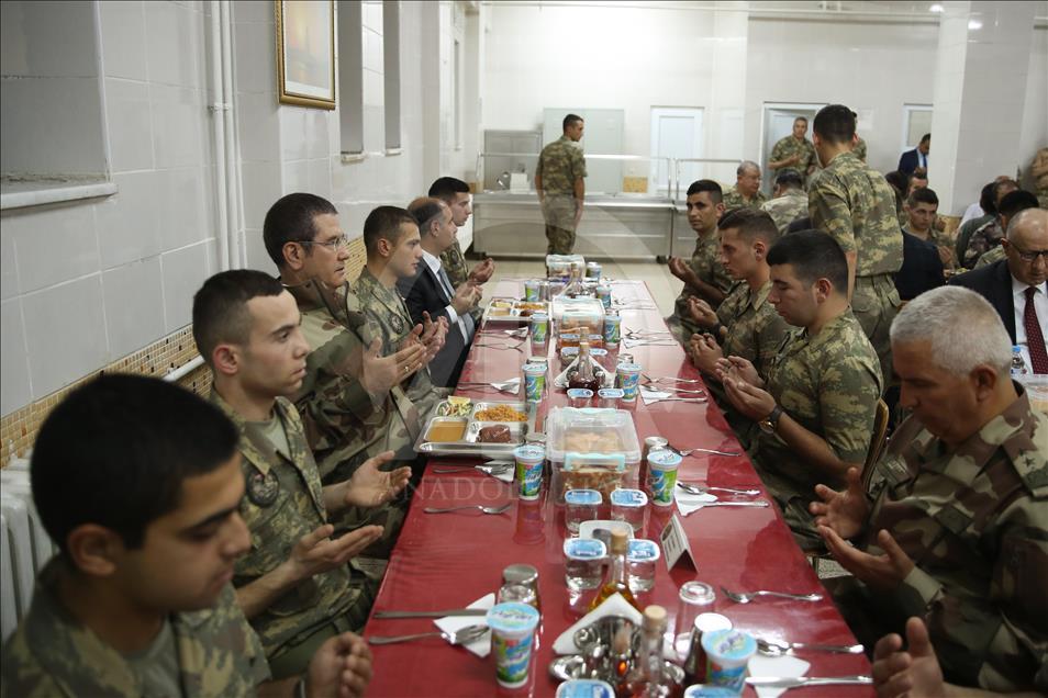 Canikli'den sınırın "sıfır noktası"nda Mehmetçikle iftar