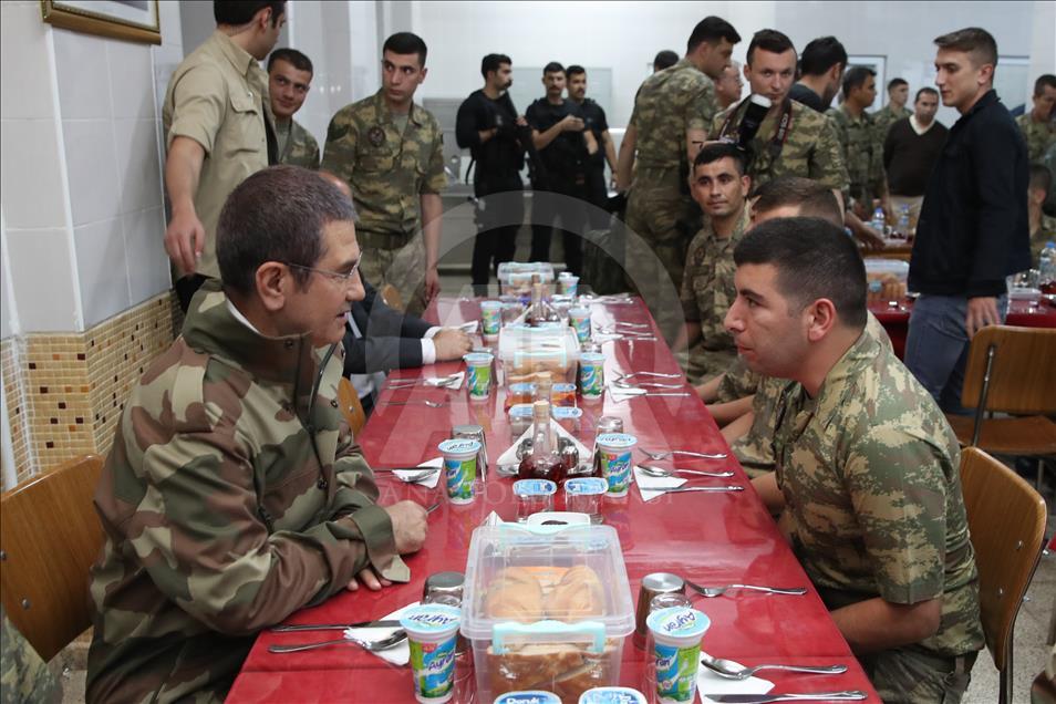 Canikli'den sınırın "sıfır noktası"nda Mehmetçikle iftar