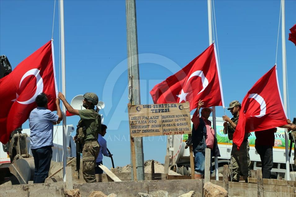 Şehitler Tepesi bayraklarla donatıldı
