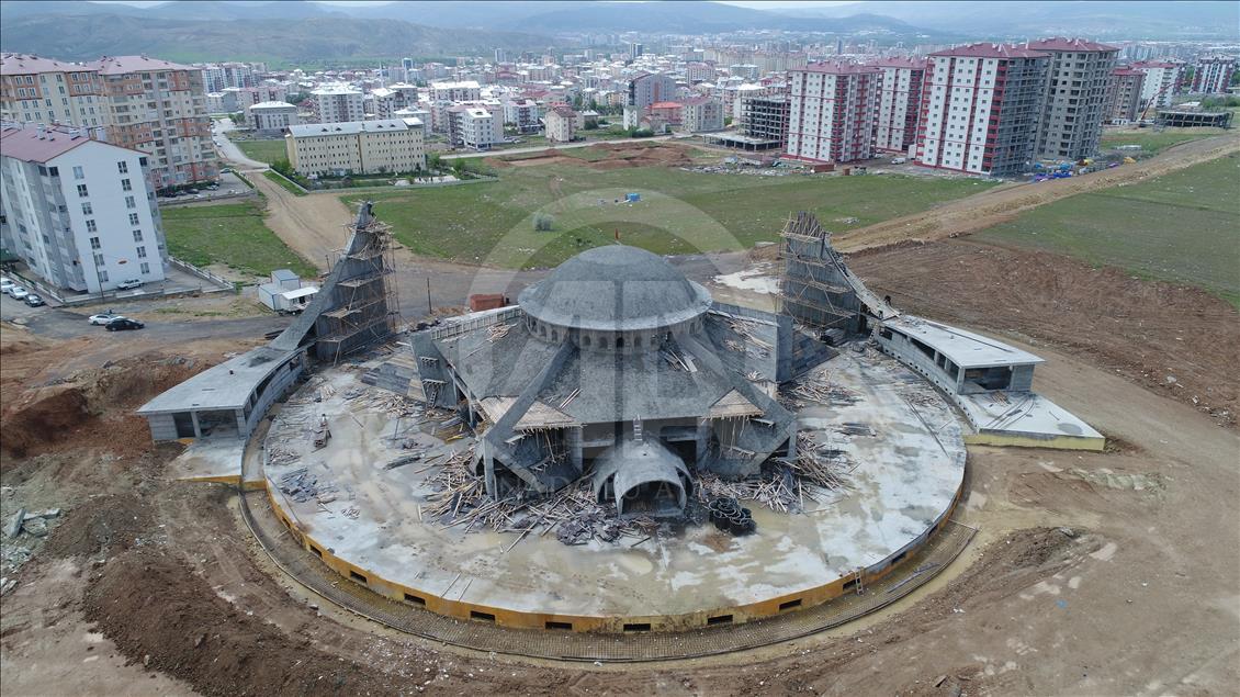 "Ay yıldız" şeklindeki cami Sivas'tan yükseliyor