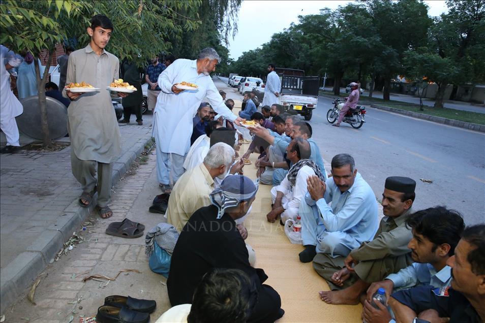 Suasana berbuka puasa di berbagai negara