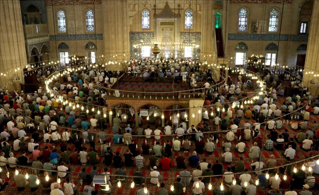 Selimiye Camisi'nde ramazanın ilk cuma namazı kılındı
