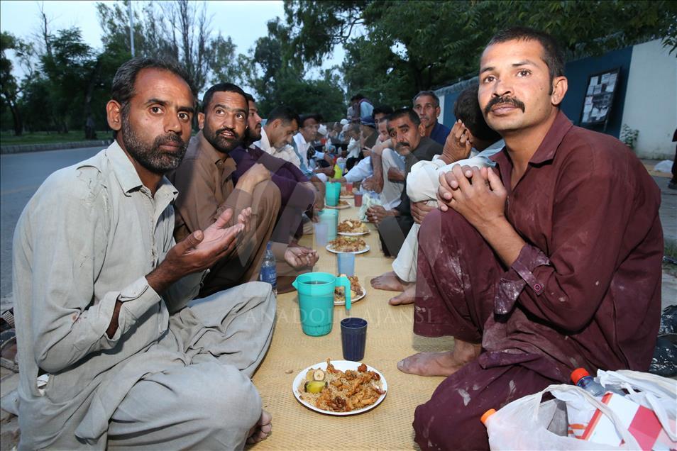 Suasana berbuka puasa di berbagai negara