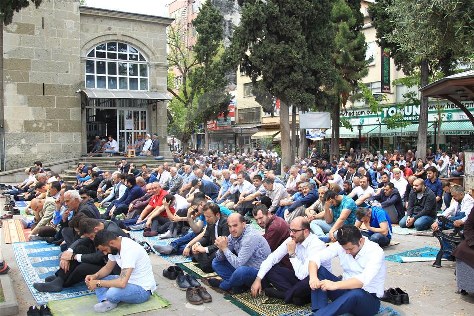 Ramazanın ilk cuma namazında camiler doldu taştı