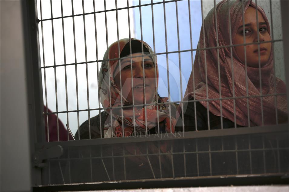 Transitions to Jerusalem for the first Friday prayer of Ramadan