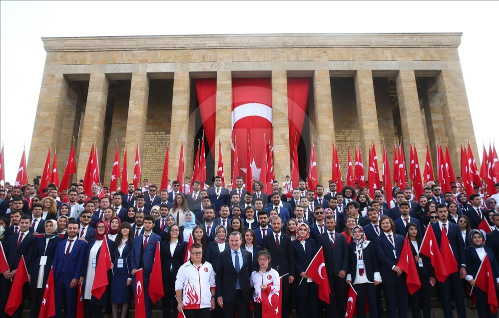 Дети со всех уголков Турции посетили мавзолей Ататюрка
