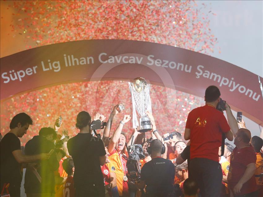 Galatasaray şampiyonluk kupasını aldı