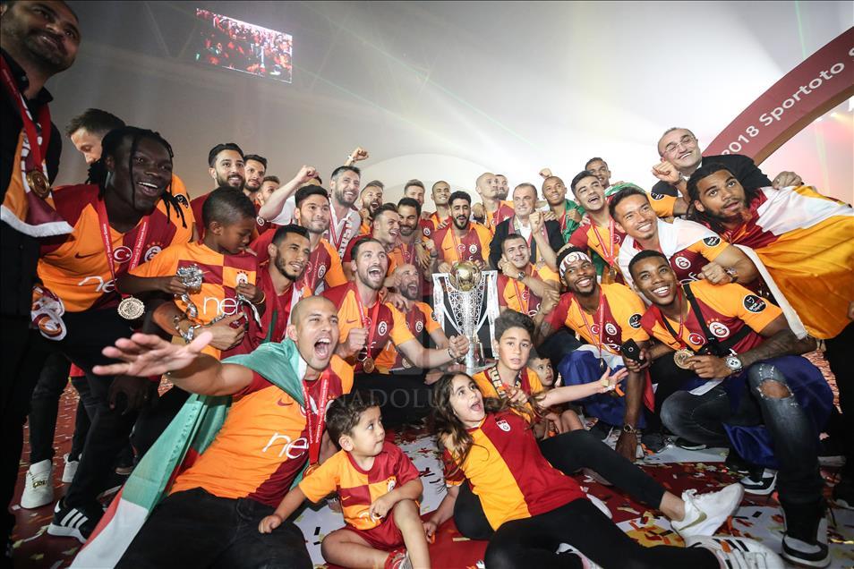 Galatasaray şampiyonluğunu kutluyor 