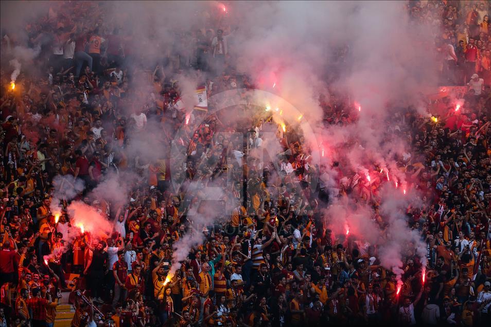 Galatasaray şampiyonluğunu kutluyor 