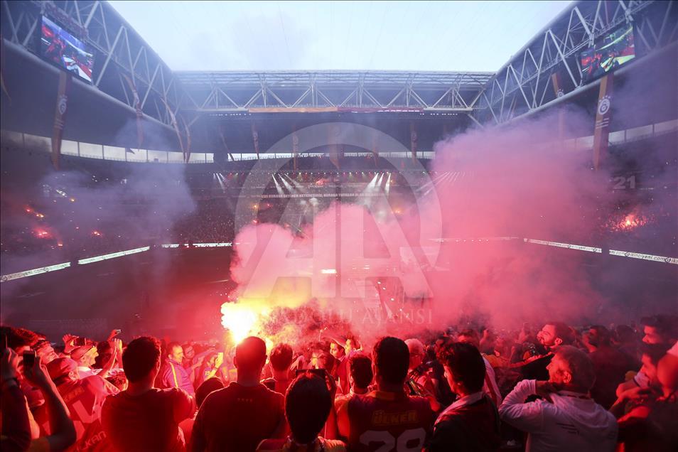 Galatasaray şampiyonluğunu kutluyor 