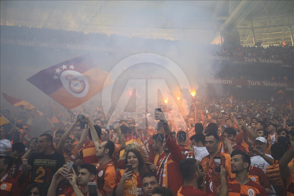 Galatasaray şampiyonluğunu kutluyor 