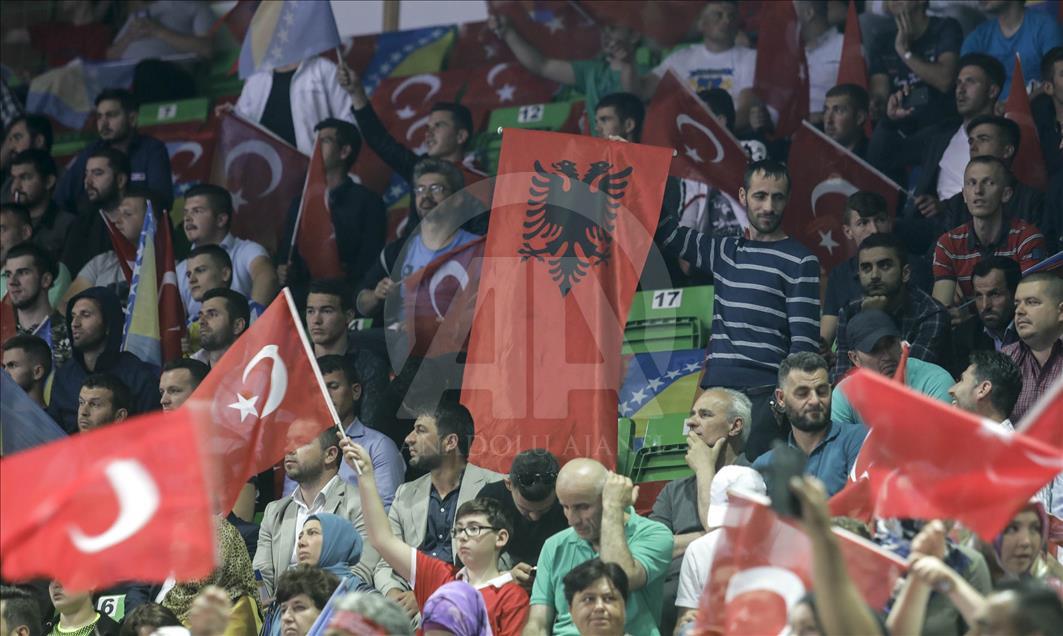 Rreth 20 mijë turq nga vendet evropiane presin ardhjen e Erdoğan-it në sallën Zetra
