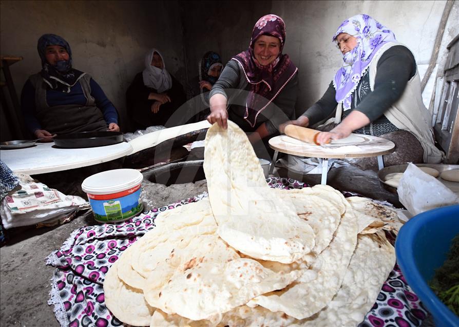پخت نان سنتی توسط زنان روستایی در قارص ترکیه

