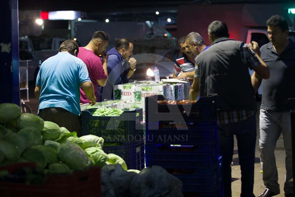 Un paseo por la plaza de mercado de Antalya