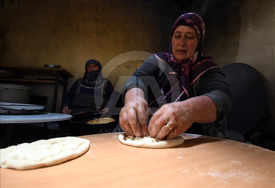 پخت نان سنتی توسط زنان روستایی در قارص ترکیه
