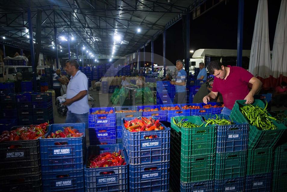 Un paseo por la plaza de mercado de Antalya