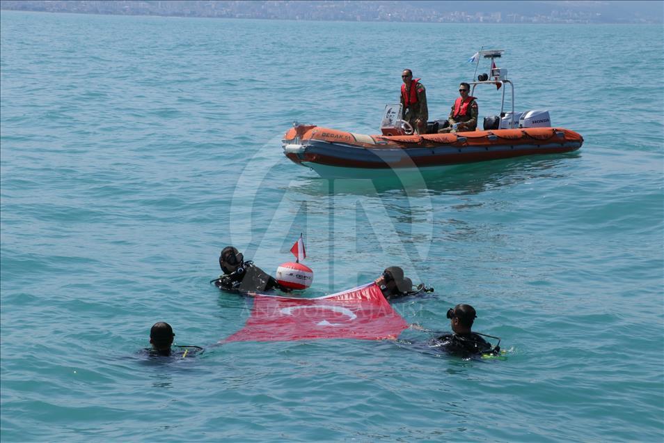Batık gemiye dalış yapıp Türk bayrağı açtılar