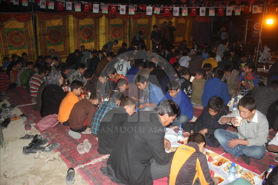 مراسم افطاری تیکا برای ایتام افغان