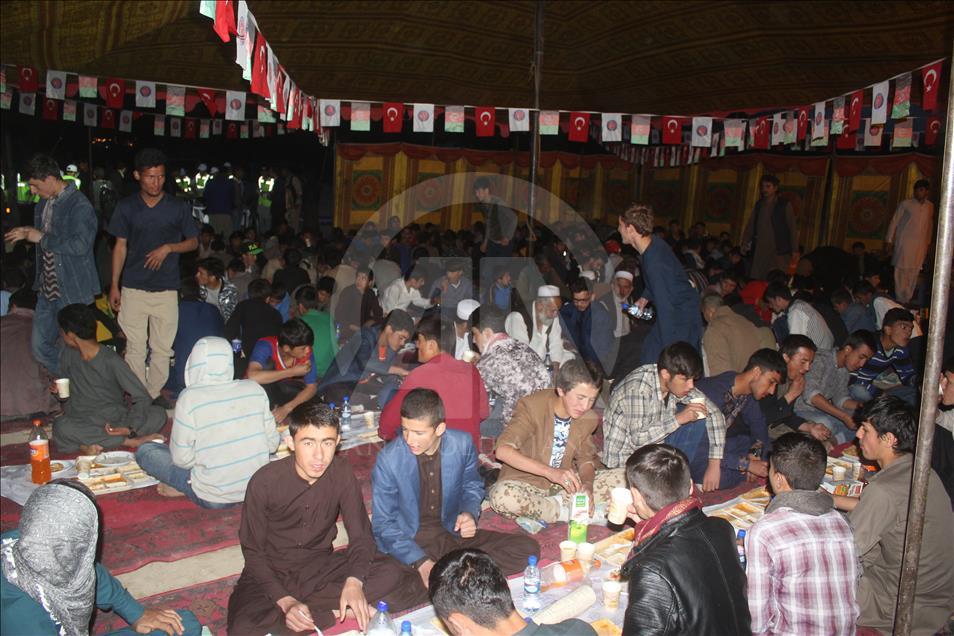 مراسم افطاری تیکا برای ایتام افغان