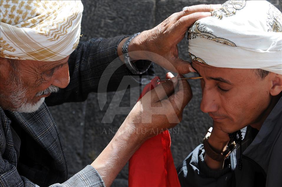 Yemen'de ramazanda gözlere ''sürme'' geleneği
