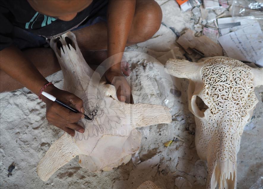 Cráneos de búfalo se convierten en artesanías en Indonesia