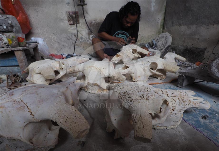 Cráneos de búfalo se convierten en artesanías en Indonesia
