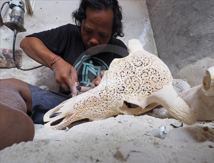 Cráneos de búfalo se convierten en artesanías en Indonesia