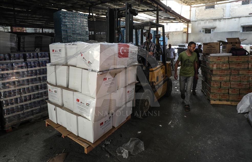 "تيكا" التركية توزّع طرودًا غذائية في مخيّمات "اللاجئين" بغزة
