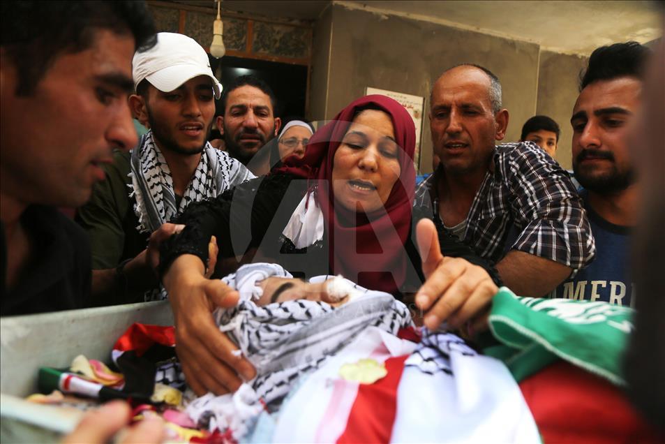 تشييع جثمان طفل فلسطيني توفي متأثرا بإصابته برصاص إسرائيلي برام الله 
