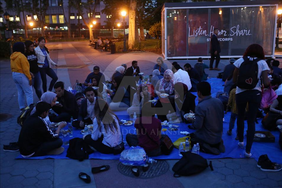 Göçmenlere adalet için New York'ta sokak iftarı