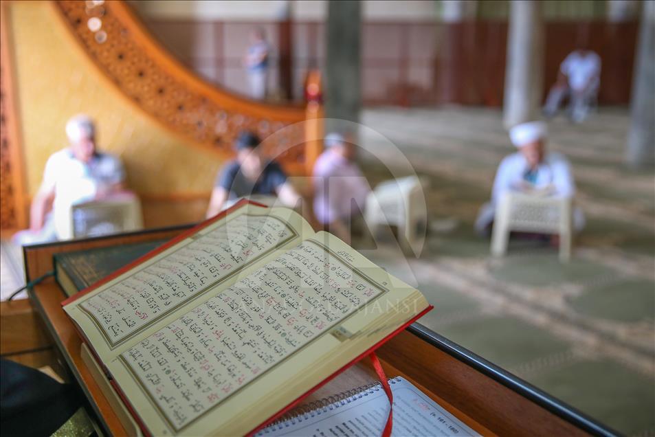 Antalya'nın asırlık camilerinde mukabele geleneği yaşatılıyor 