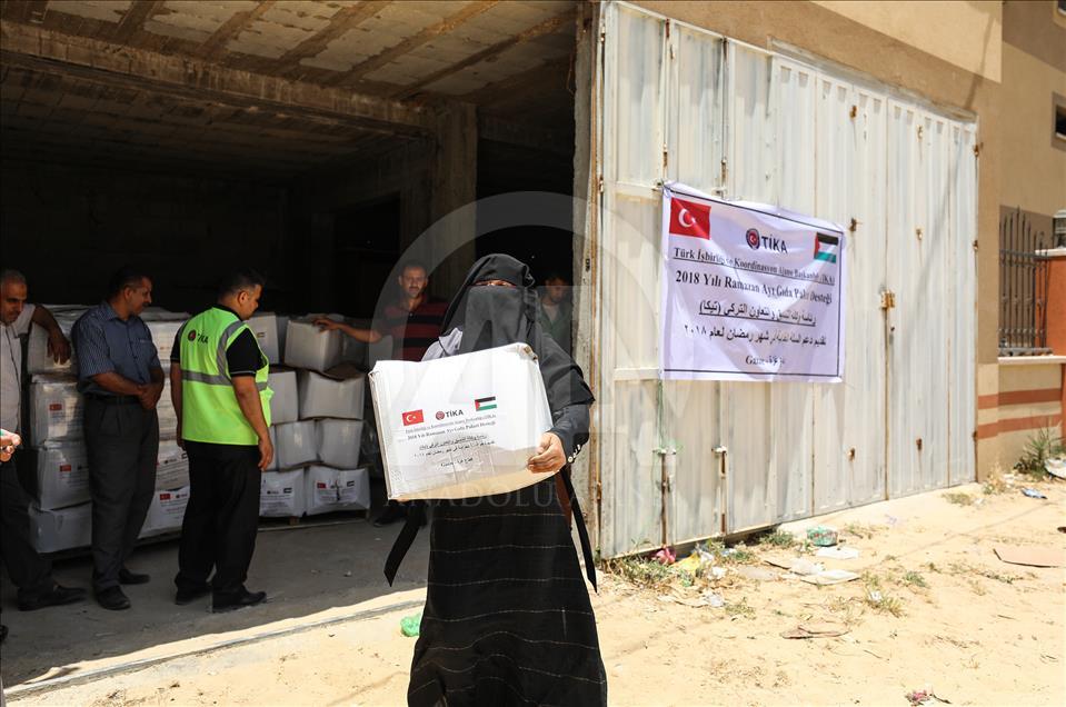 "تيكا" التركية توزّع طرودًا غذائية في مخيّمات "اللاجئين" بغزة
