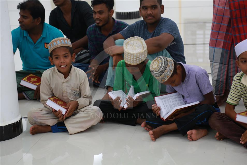 TDV, Sri Lanka'da 5 bin Kur'an-ı Kerim dağıttı