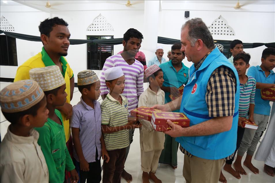 TDV, Sri Lanka'da 5 bin Kur'an-ı Kerim dağıttı