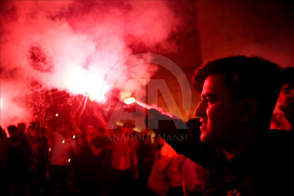 Galatasaraylı taraftarlardan şampiyonluk kutlaması