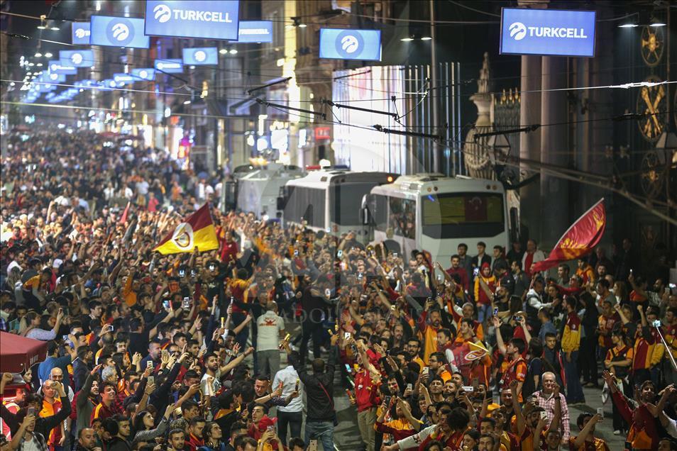 Galatasaraylı taraftarlardan şampiyonluk kutlaması