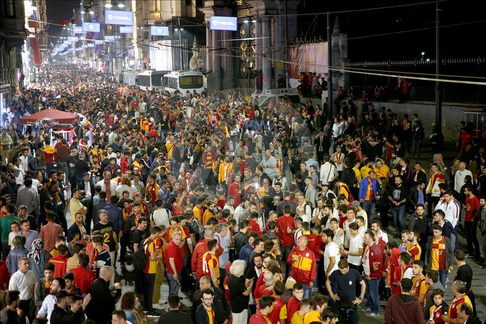 Galatasaraylı taraftarlardan şampiyonluk kutlaması