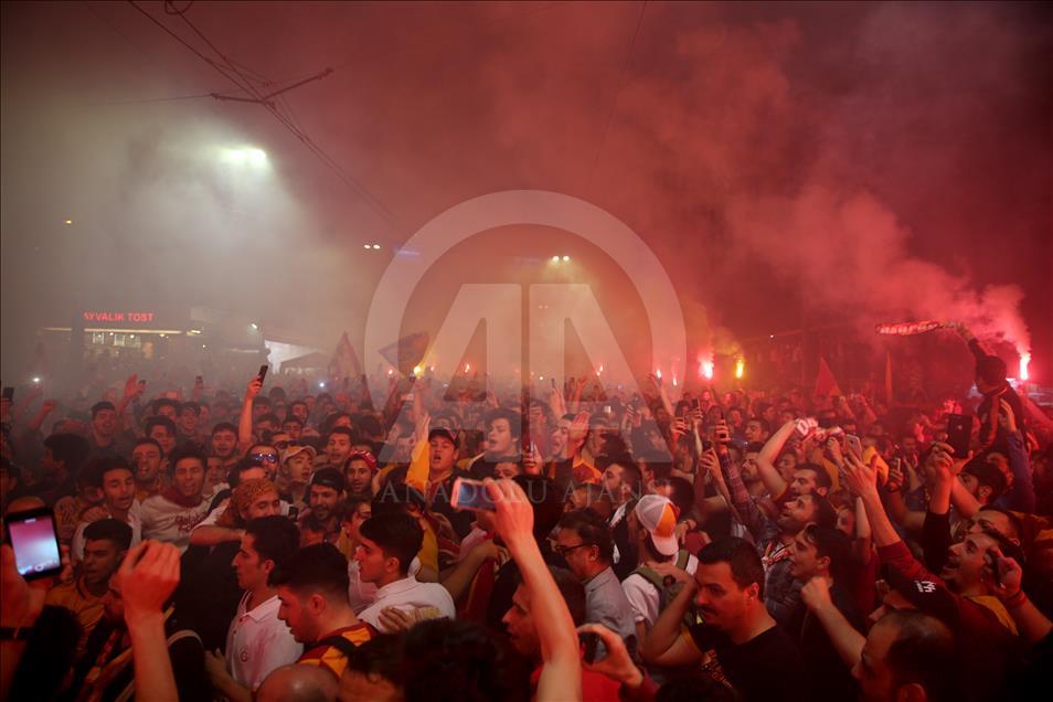 Galatasaraylı taraftarlardan şampiyonluk kutlaması